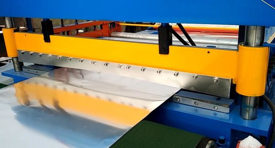 Stahlrolle der Farbe12m/min, die Maschinen-Schnitt zur Längen-Linie bildet