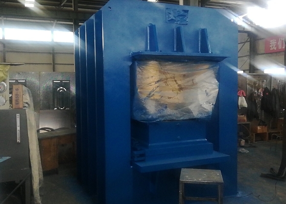 Zentralisierte Stahltür-Prägungsmaschinen-hydraulische Presse 15kw 2500T