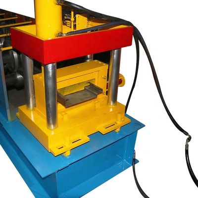 Gelber Stahltürrahmen, der Maschine Cr12 hydraulischen Ausschnitt macht